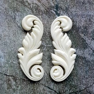 Resin embellishments  - Набор вензелей, 2 шт., по 5х2 см 1