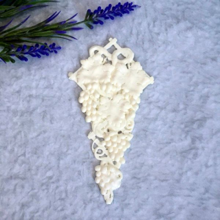 Resin embellishments  - Гроздь винограда, мод. пл., цв. бел., 12,2х6,5 см